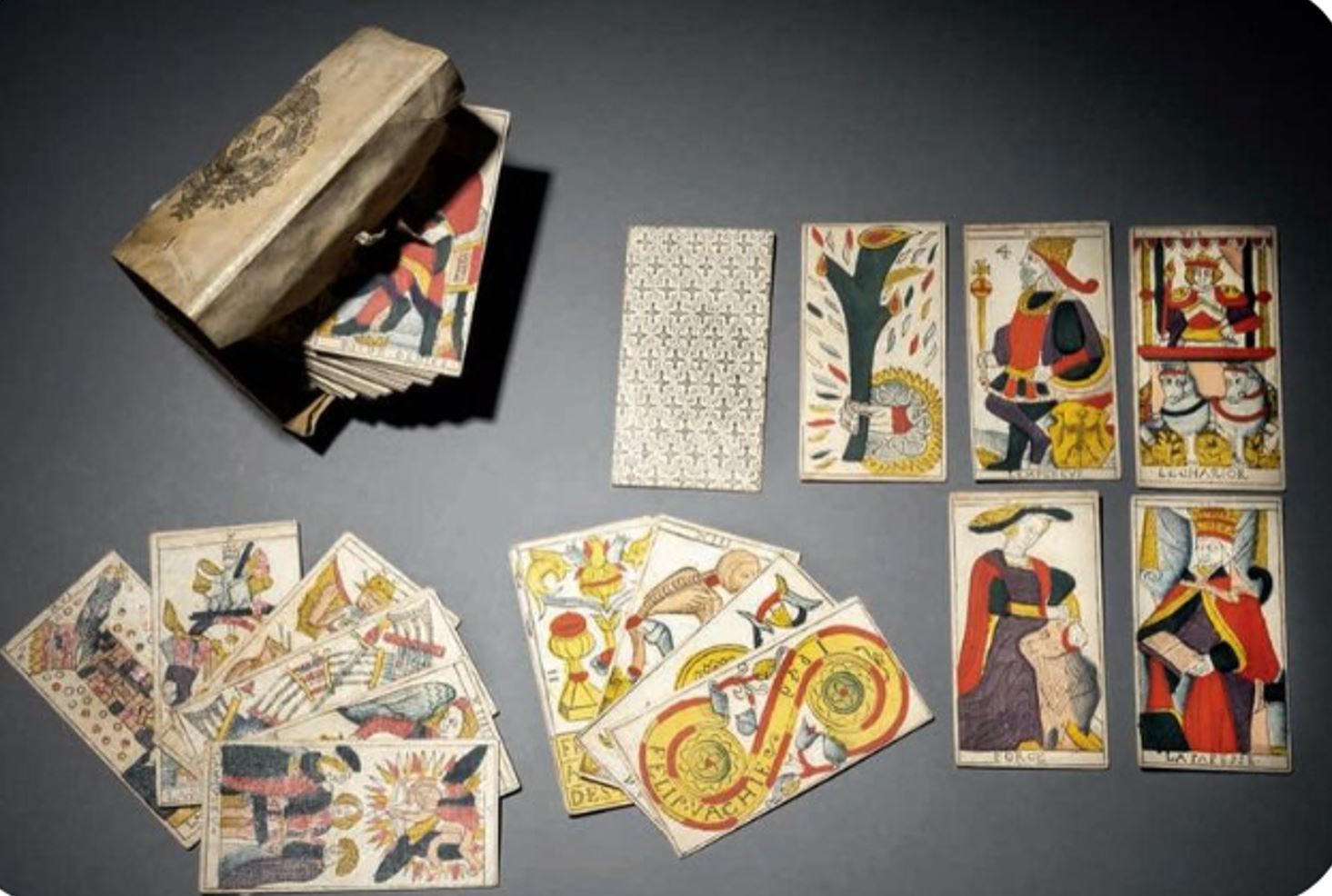 Paquet ancien de Tarot de Marseille sorti de son étui